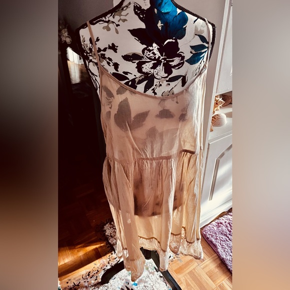 Beautiful lace overlay mini - Picture 7 of 9